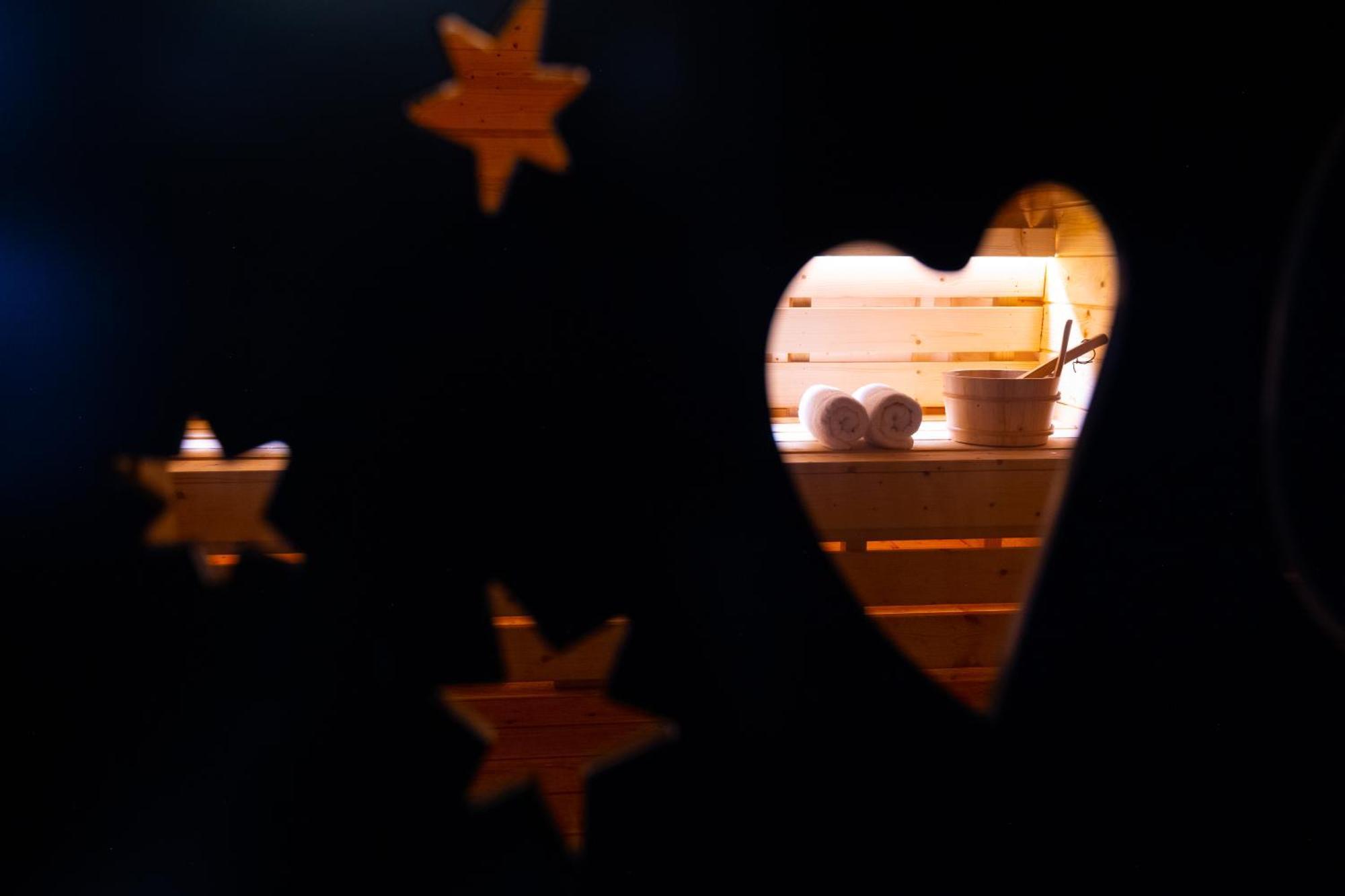 Arka Art Hotel Kashari Εξωτερικό φωτογραφία A heart-shaped window