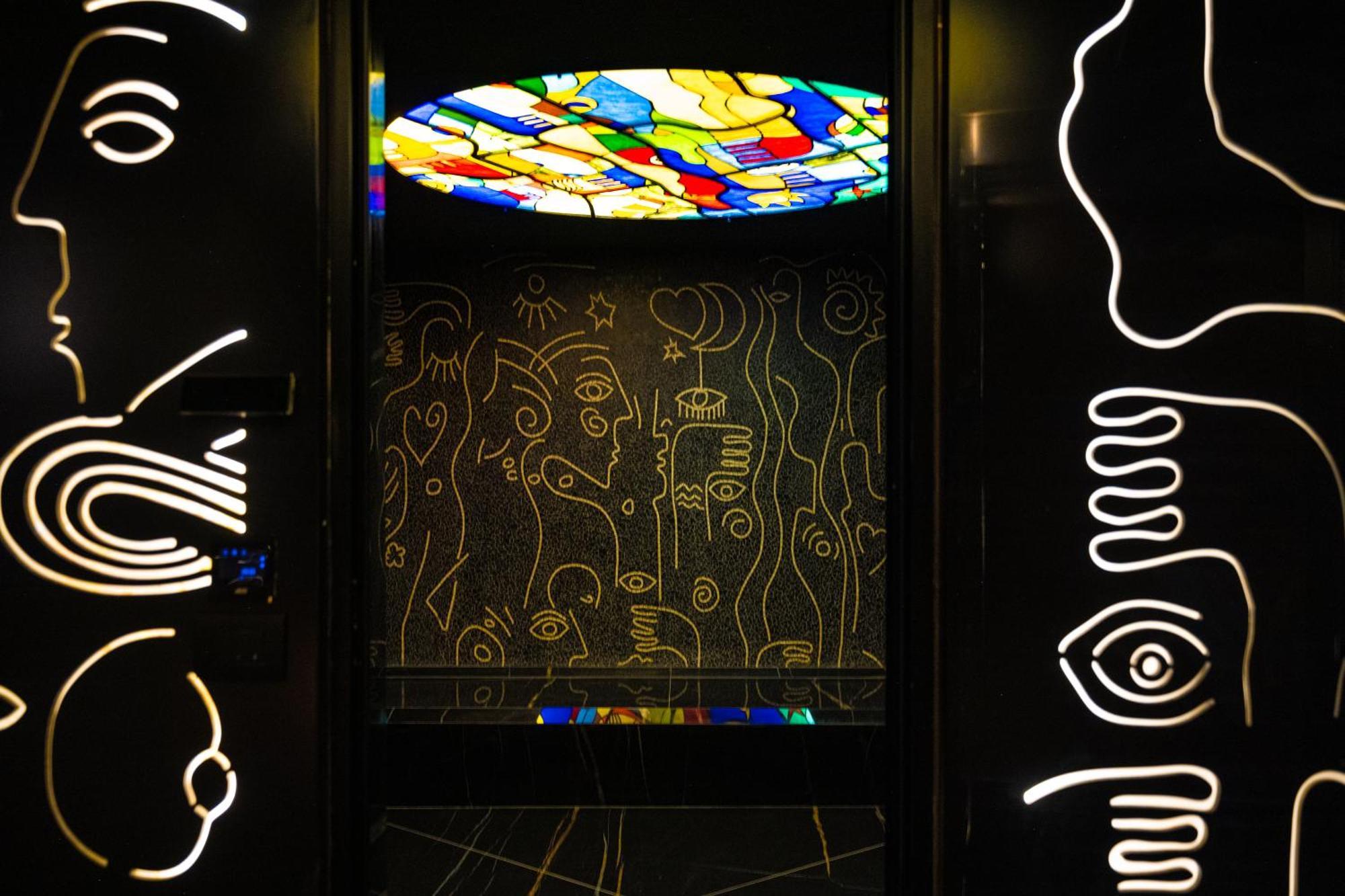 Arka Art Hotel Kashari Εξωτερικό φωτογραφία The stained glass window in the elevator