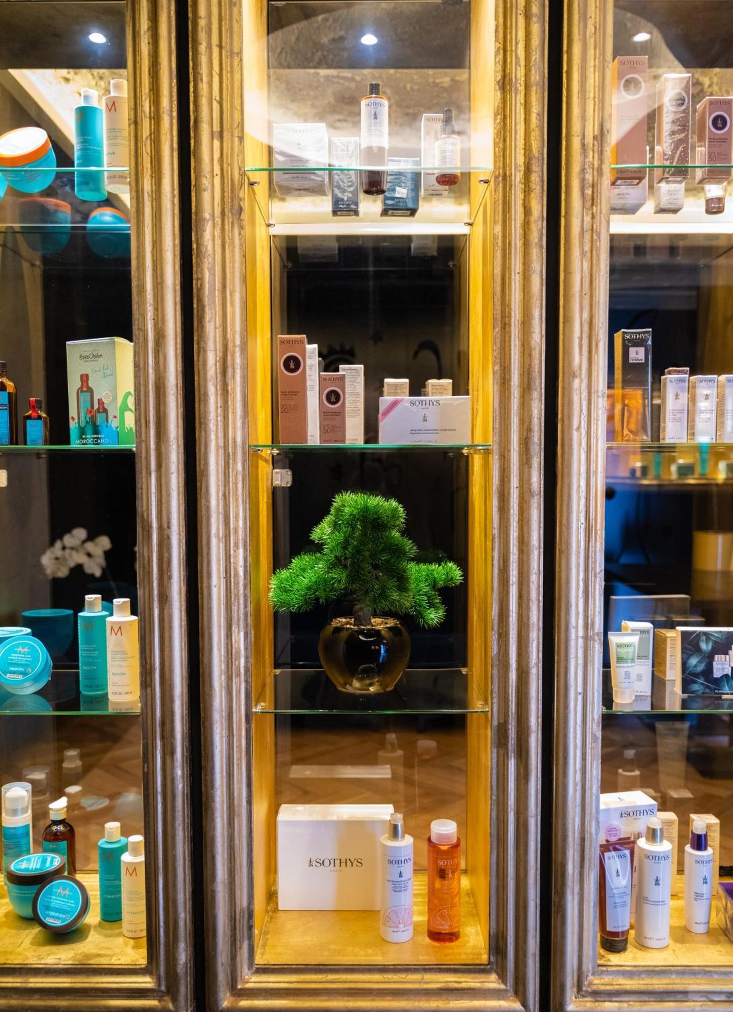 Arka Art Hotel Kashari Εξωτερικό φωτογραφία A display of various skincare products